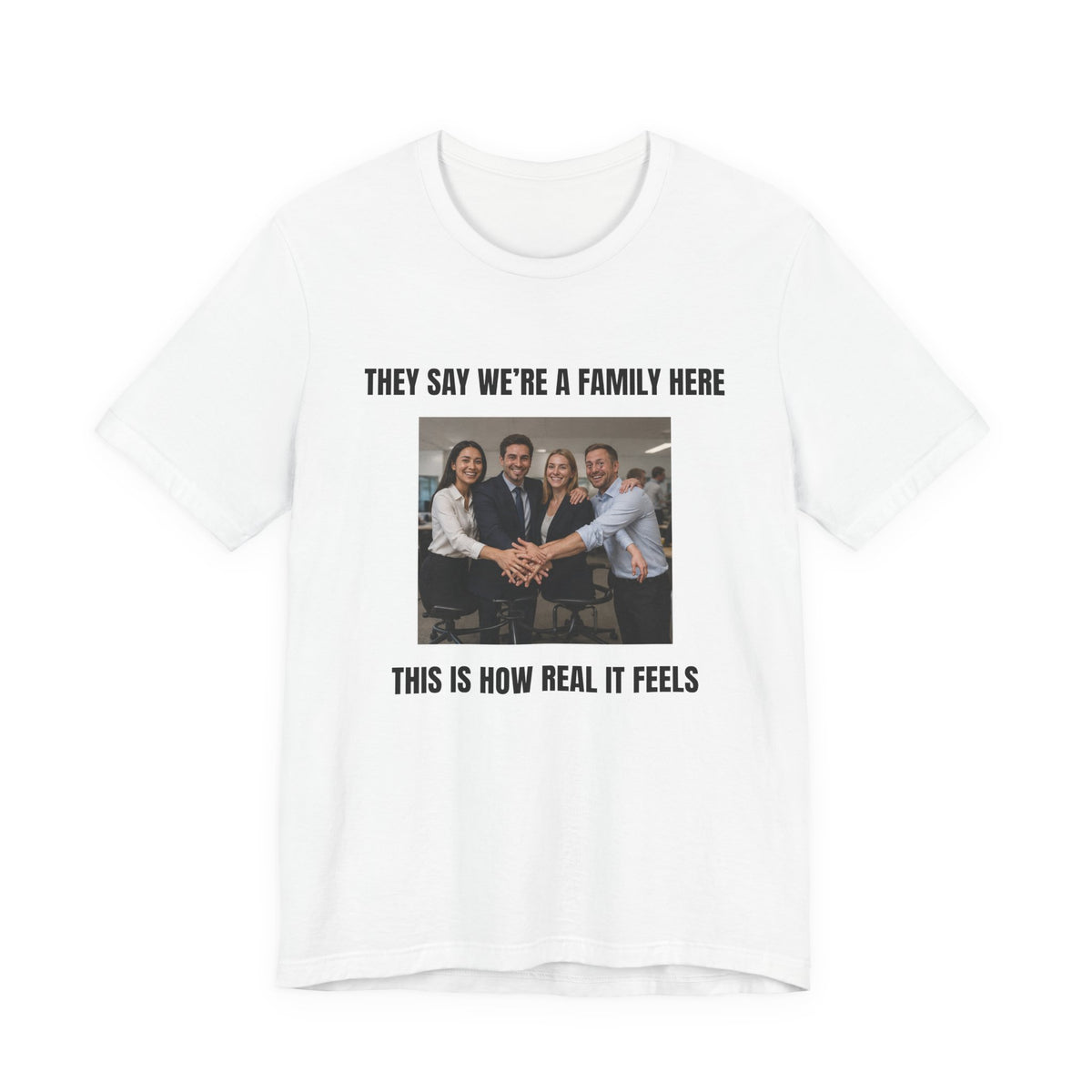 « They Say We’re a Family Here » - T-shirt drôle de bureau