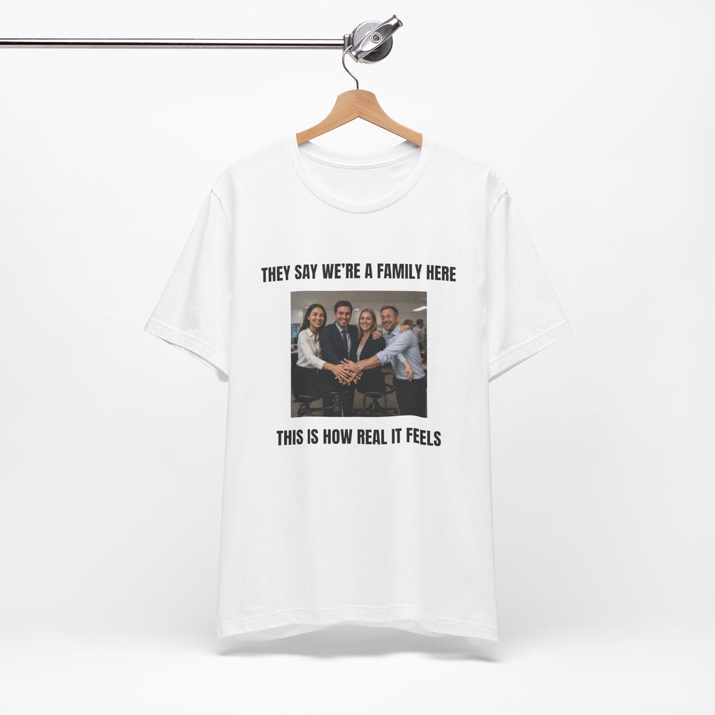 « They Say We’re a Family Here » - T-shirt drôle de bureau