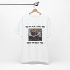 « They Say We’re a Family Here » - T-shirt drôle de bureau